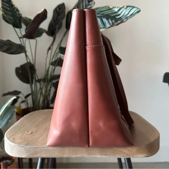Madewell the Zip Top Essential Tote in Warm Cinnamon - Picture 6 of 15